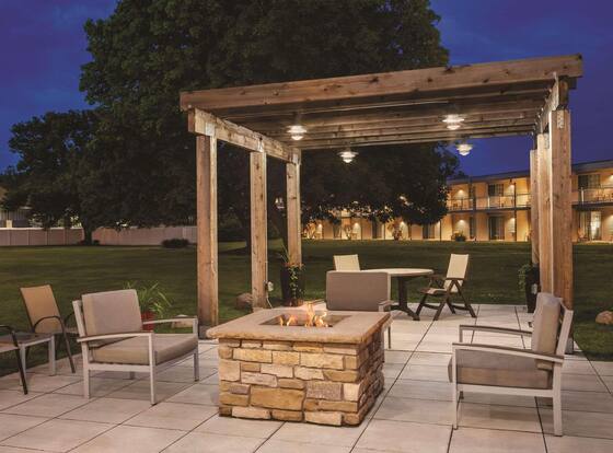 Country Inn & Suites by Radisson, Woodbury, MN is a family friendly hotel in Woodbury, Minnesota (MN)