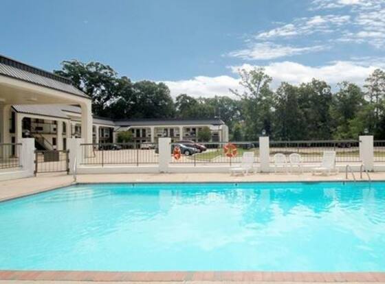 Econo Lodge Pearl is a family friendly hotel in Pearl, Mississippi (MS)