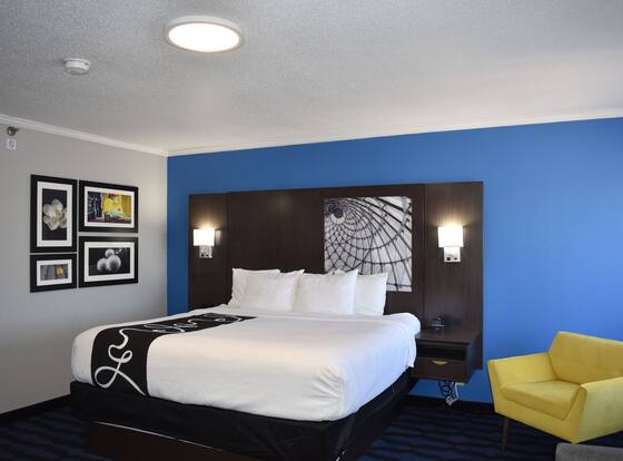 La Quinta Inn by Wyndham St. Louis Hazelwood - Airport North is a family friendly hotel in Hazelwood, Missouri (MO)