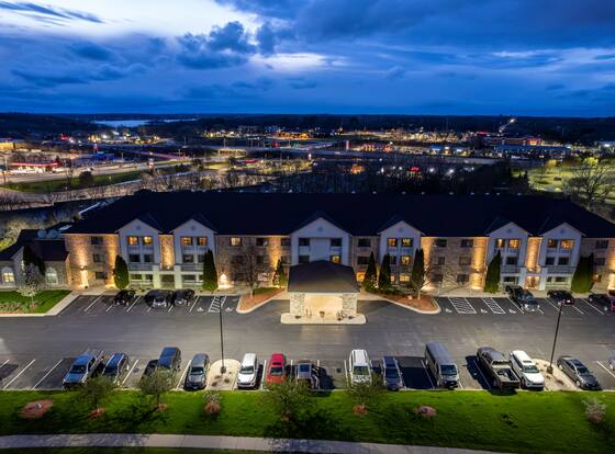 La Quinta Inn & Suites by Wyndham Milwaukee Delafield is a family friendly hotel in Delafield, Wisconsin (WI)