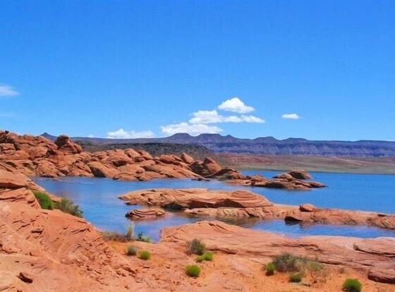 The Escape At Emerald Cove 3 Bedroom Apts by Redawning is a family friendly hotel in Washington, Utah (UT)