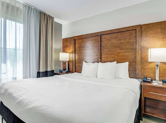 Comfort Suites near I-80 and I-94 is a family friendly hotel in Lansing, Illinois (IL)