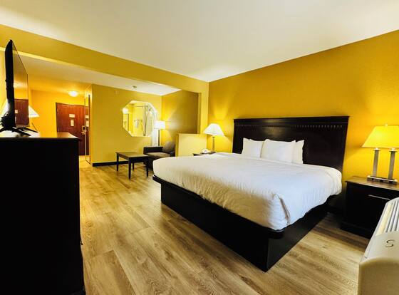 Econo Lodge Inn & Suites is a family friendly hotel in Monroe, Michigan (MI)