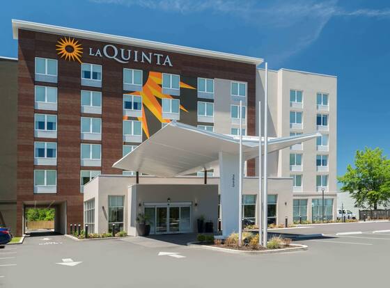 La Quinta Inn & Suites by Wyndham Mobile is a family friendly hotel in Mobile, Alabama (AL)