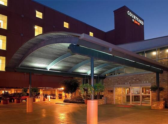 Courtyard by Marriott New Orleans Warehouse Arts District is a family friendly hotel in New Orleans, Louisiana (LA)