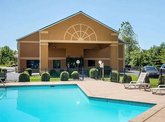 Econo Lodge Inn & Suites is a family friendly hotel in Centerville, Tennessee (TN)