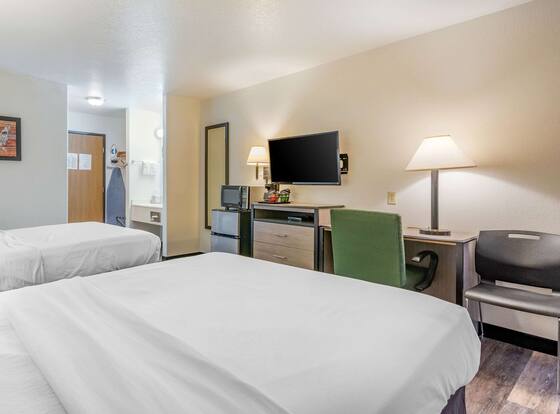 Econo Lodge Pueblo is a family friendly hotel in Pueblo, Colorado (CO)
