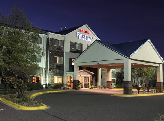 Fairfield Inn & Suites Minneapolis St. Paul / Roseville is a family friendly hotel in Roseville, Minnesota (MN)