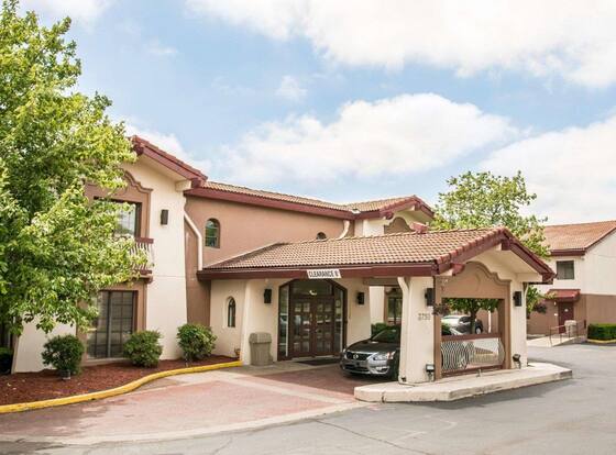 Econo Lodge is a family friendly hotel in Kalamazoo, Michigan (MI)