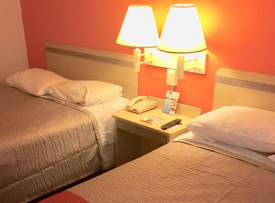 Red Carpet Inn is a family friendly hotel in Gibbstown, New Jersey (NJ)