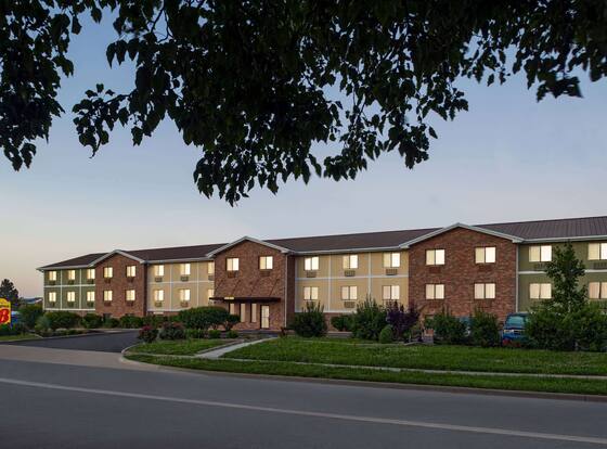 Super 8 by Wyndham Lenexa Overland Park/Mall Area is a family friendly hotel in Lenexa, Kansas (KS)