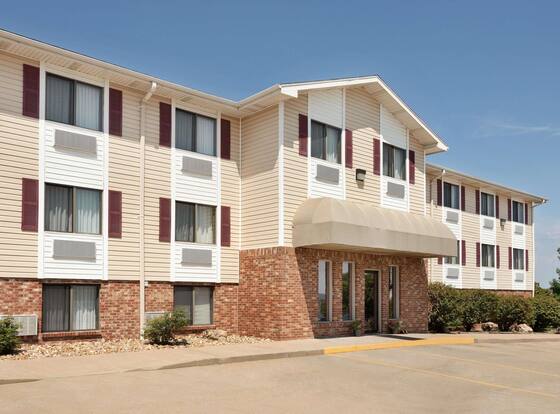 Travelodge by Wyndham Jefferson City is a family friendly hotel in Jefferson City, Missouri (MO)