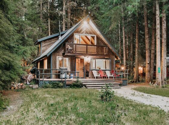 48sl - Hot Tub - Pets Ok - Wifi - Wood Stove - Sleeps 5 3 Bedroom Home by Redawning is a family friendly hotel in Deming, Washington (WA)