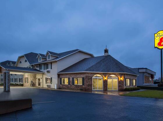 Super 8 by Wyndham Reedsburg is a family friendly hotel in Reedsburg, Wisconsin (WI)