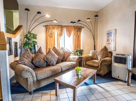 Econo Lodge Denver International Airport is a family friendly hotel in Aurora, Colorado (CO)