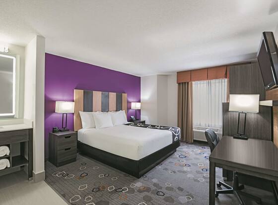 La Quinta Inn & Suites by Wyndham Minneapolis Northwest is a family friendly hotel in Brooklyn Park, Minnesota (MN)