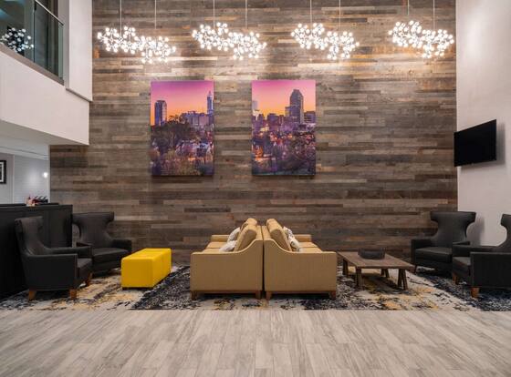 La Quinta Inn & Suites by Wyndham Raleigh Downtown North is a family friendly hotel in Raleigh, North Carolina (NC)