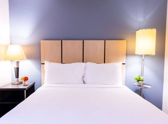 Sonesta Simply Suites Lansing is a family friendly hotel in Lansing, Illinois (IL)