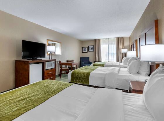 Comfort Inn Muscatine near Hwy 61 is a family friendly hotel in Muscatine, Iowa (IA)