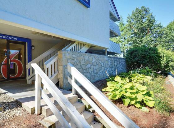 Motel 6 Nashua, NH - South is a family friendly hotel in Nashua, New Hampshire (NH)