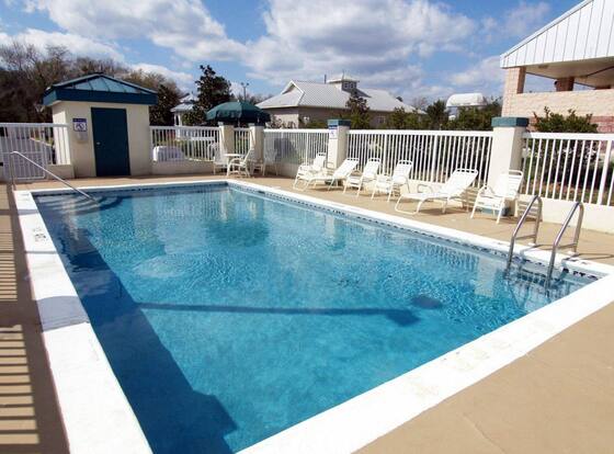 Quality Inn Chipley I-10 at Exit 120 is a family friendly hotel in Chipley, Florida (FL)