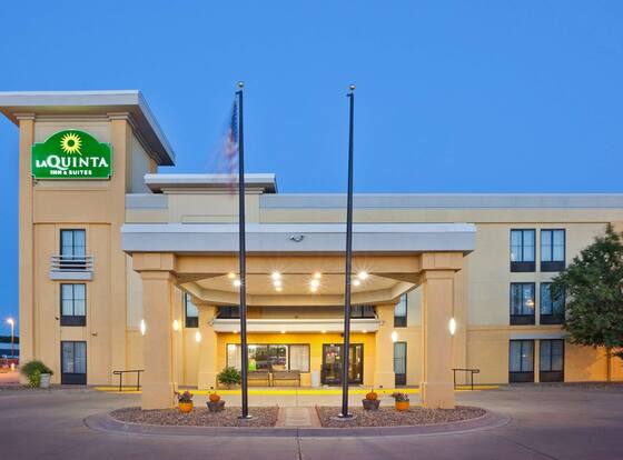 La Quinta Inn & Suites by Wyndham Salina is a family friendly hotel in Salina, Kansas (KS)