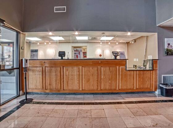 Econo Lodge Raleigh near Walnut Creek Amphitheatre is a family friendly hotel in Raleigh, North Carolina (NC)