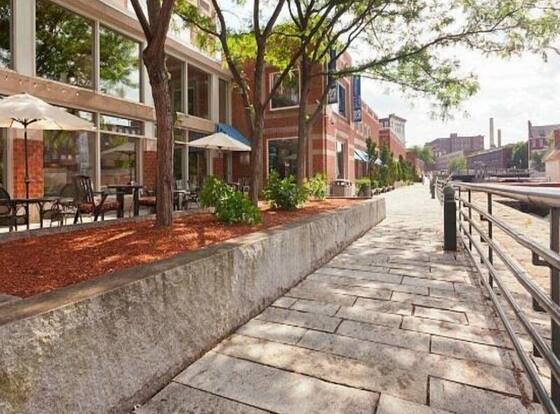 UMass Lowell Inn and Conference Center is a family friendly hotel in Lowell, Massachusetts (MA)