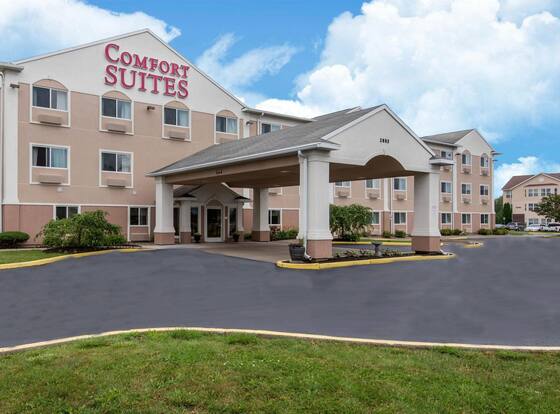 Comfort Suites Rochester Henrietta University Area is a family friendly hotel in Rochester Institute of Technology, New York (NY)
