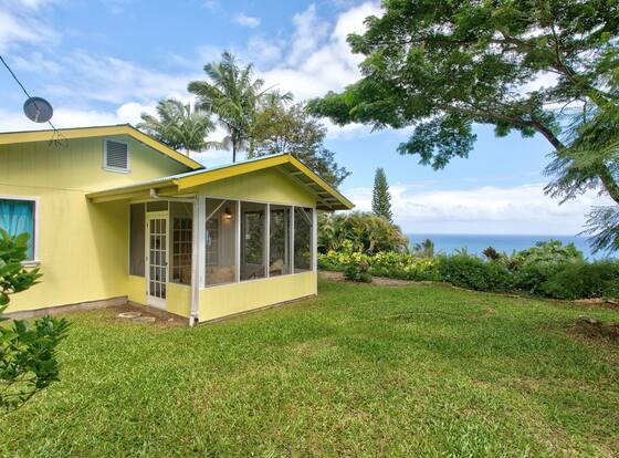 Hamakua Pukana La Hale 3 Bedroom Home by RedAwning is a family friendly hotel in Laupahoehoe, Hawaii (HI)