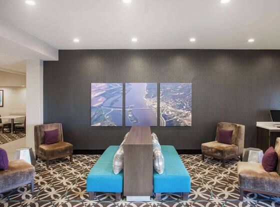 La Quinta Inn & Suites by Wyndham Pontoon Beach is a family friendly hotel in Granite City, Illinois (IL)