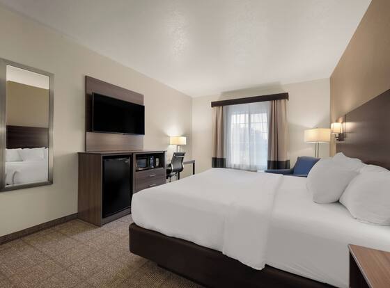 Comfort Inn & Suites is a family friendly hotel in Fenton, Michigan (MI)