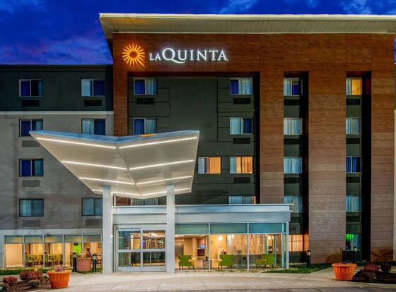 La Quinta Inn & Suites by Wyndham Baltimore BWI Airport is a family friendly hotel in Linthicum, Maryland (MD)