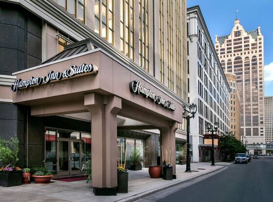 Hampton Inn & Suites Milwaukee Downtown is a family friendly hotel in Milwaukee, Wisconsin (WI)
