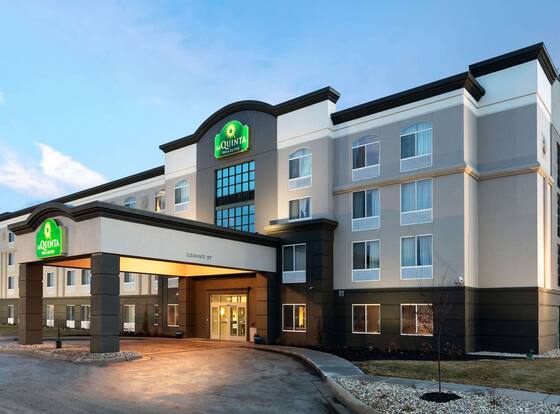 La Quinta Inn & Suites by Wyndham Omaha Airport Downtown is a family friendly hotel in Carter Lake, Iowa (IA)