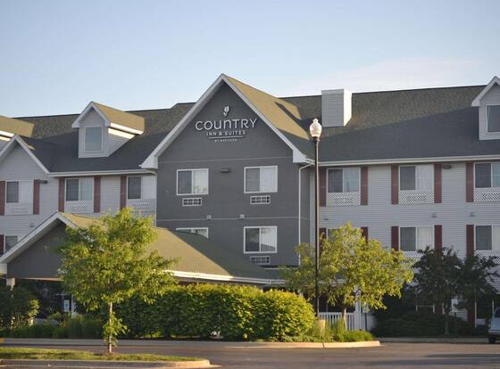 Country Inn & Suites by Radisson, Gurnee, IL is a family friendly hotel in Gurnee, Illinois (IL)