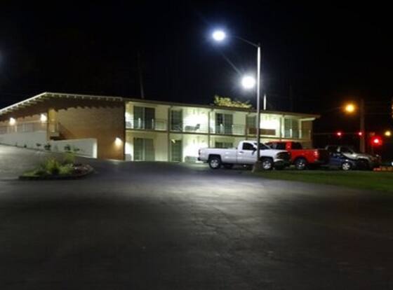 Red Carpet Inn North Syracuse is a family friendly hotel in North Syracuse, New York (NY)