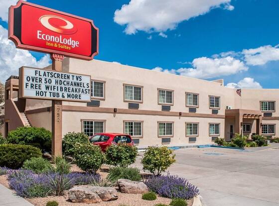 Econo Lodge Inn & Suites is a family friendly hotel in Santa Fe, New Mexico (NM)