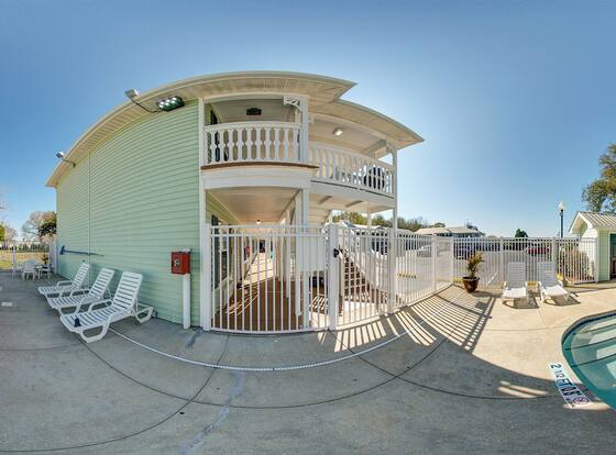 Key West Inn Fairhope Al is a family friendly hotel in Fairhope, Alabama (AL)