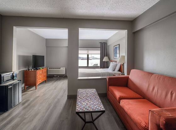 La Quinta Inn & Suites by Wyndham New Haven is a family friendly hotel in New Haven, Connecticut (CT)