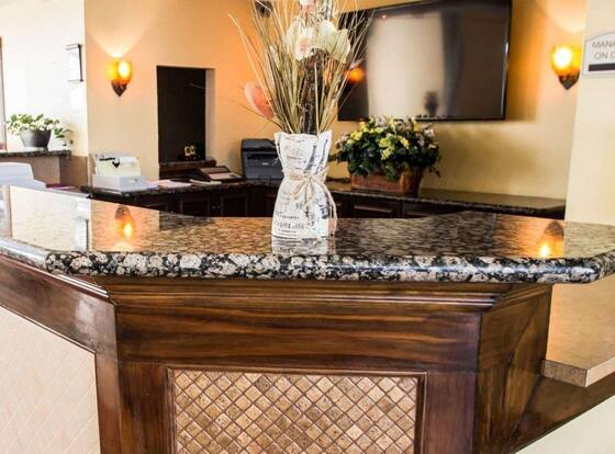 Stayable Orlando is a family friendly hotel in Oak Ridge, Florida (FL)