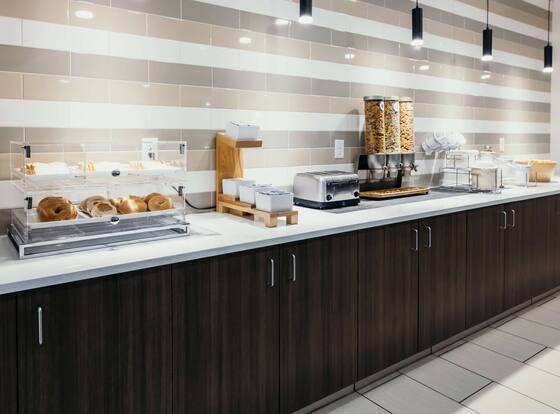 La Quinta Inn & Suites by Wyndham Ankeny IA - Des Moines IA is a family friendly hotel in Ankeny, Iowa (IA)