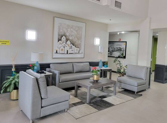 Super 8 by Wyndham Aurora/Naperville Area is a family friendly hotel in Aurora, Illinois (IL)