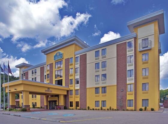 La Quinta Inn & Suites by Wyndham Elkview - Charleston NE is a family friendly hotel in Elkview, West Virginia (WV)