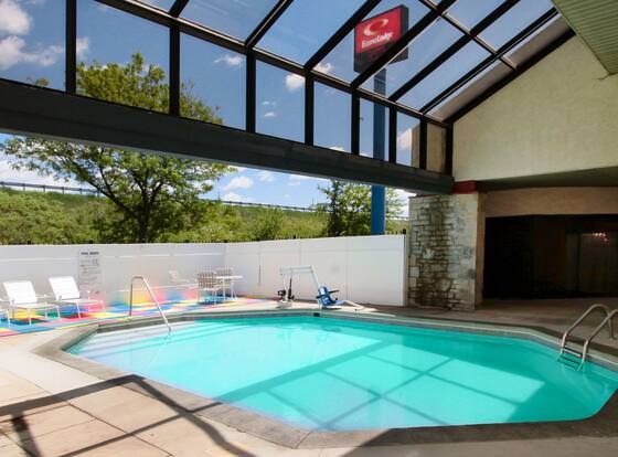 Econo Lodge Airport - Holland is a family friendly hotel in Holland, Ohio (OH)