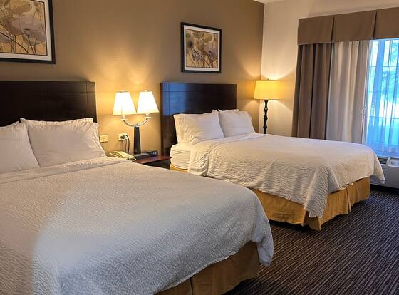 Holiday Inn Express & Suites Chicago-Deerfield/Lincolnshire by IHG is a family friendly hotel in Deerfield, Illinois (IL)