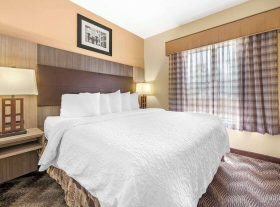Quality Suites is a family friendly hotel in Indianapolis, Indiana (IN)