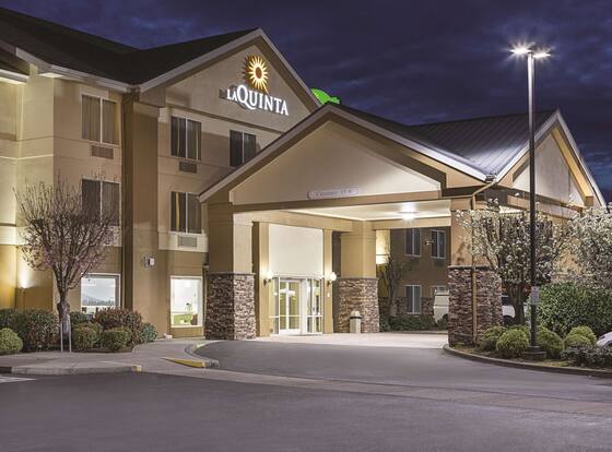 La Quinta Inn & Suites by Wyndham Central Point - Medford is a family friendly hotel in Central Point, Oregon (OR)