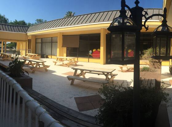 Econo Lodge is a family friendly hotel in Ormond Beach, Florida (FL)