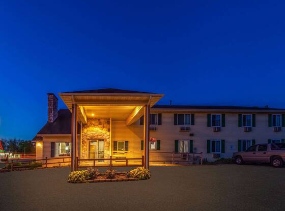 Super 8 by Wyndham Berlin WI is a family friendly hotel in Berlin, Wisconsin (WI)